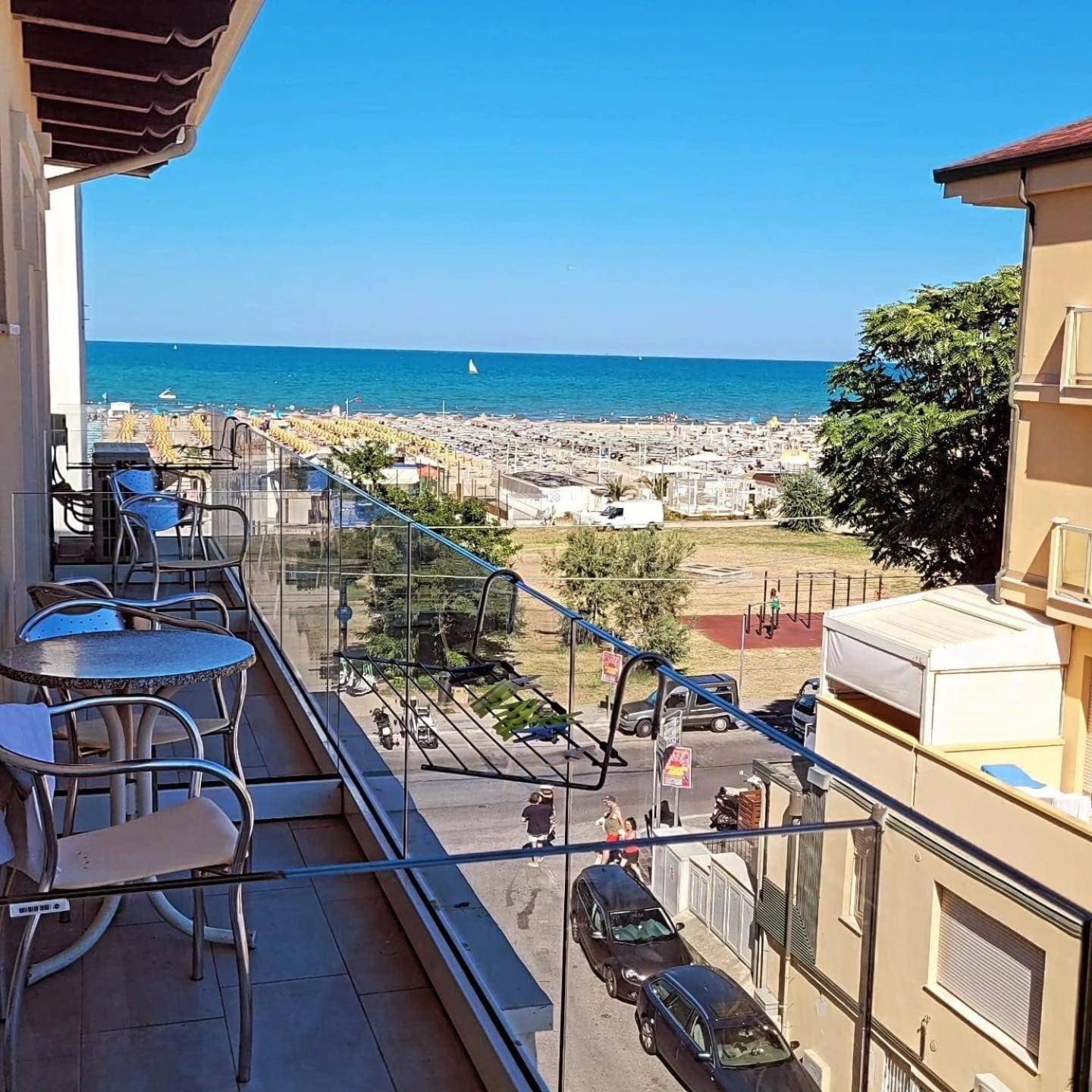 Hotel Vienna Rivazzurra Ріміні Екстер'єр фото